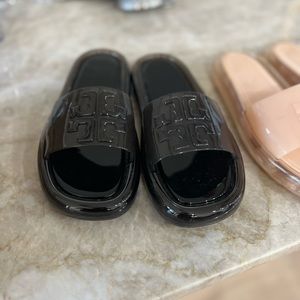 Versatile , stylish and comfortable sandals .